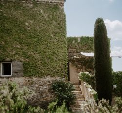 Mariage en Provence au Domaine de Puyharas à Banon. Lieu de Mariage dans le Luberon